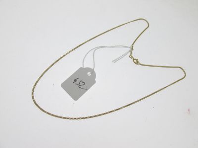 gros plan d'un collier portant une étiquette de prix