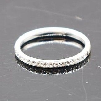 un gros plan d'une bague posée sur une table