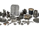 une photo présentant une collection d'argenterie ancienne et d'autres objets