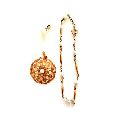 une photo d'un collier et d'une broche sur fond blanc