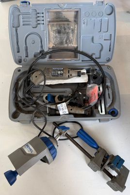 une boîte contenant des outils et des fils, posée sur une table
