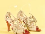 une paire de chaussures à talons hauts blanches et rouges sur fond jaune