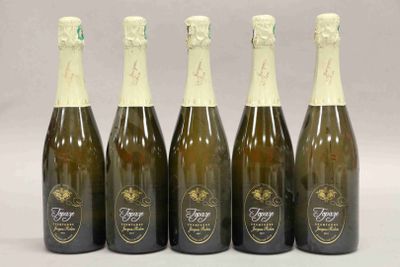 quatre bouteilles de champagne sont alignées