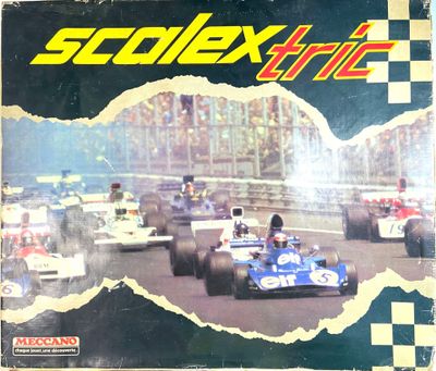 une photo d'un livre sur lequel figure l'image d'une voiture de course
