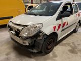 une photo d'une voiture endommagée dans un garage