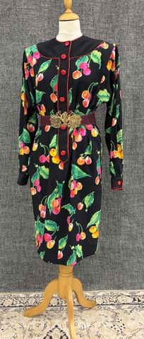 UNGARO Parallèle - Jolie robe d’été à motif de cerise sur fond no...