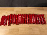 un gros plan sur un tas de bâtonnets rouges posés sur une table en bois