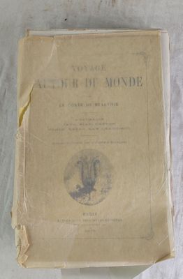 un vieux livre posé sur une table recouverte d'une nappe blanche