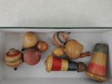 une boîte contenant tout un tas de jouets en bois