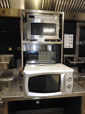 un micro-ondes posé sur un comptoir dans une cuisine
