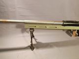 une image représentant un fusil à long canon sur fond blanc