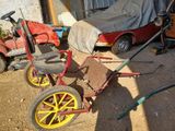 un tricycle pour enfant muni d'une housse
