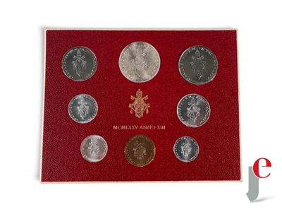 une image représentant une collection de pièces de monnaie dans une boîte rouge