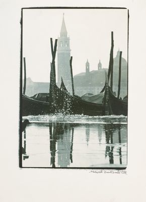 une photo en noir et blanc d'une gondole sur l'eau
