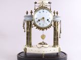 une horloge posée sur une table