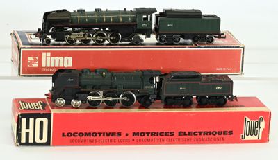 deux petits trains posés l'un sur l'autre sur une table