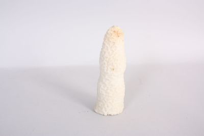 une banane posée sur une surface blanche