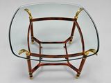 une table basse en verre et laiton avec un plateau en verre