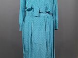 une robe et une veste bleues pour femme, présentées sur un mannequin