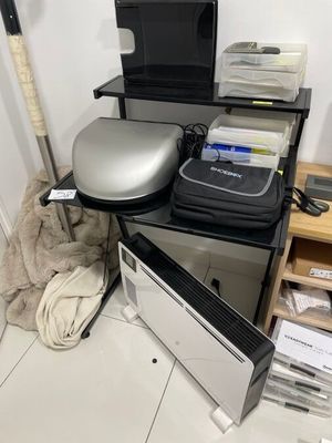 une photo d'un bureau sur lequel se trouvent un ordinateur et une imprimante