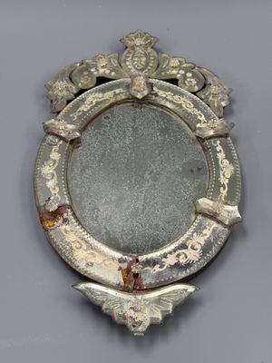 un miroir posé sur une table