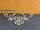 trois bols en verre et un bol posés sur une table