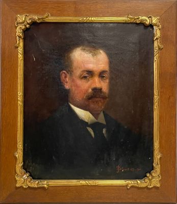 portrait d'un homme moustachu, vêtu d'un costume noir et d'une chemise blanche