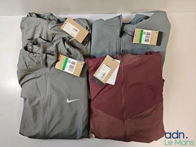 trois paires de pantalons de course Nike pour homme et une paire de pantalons de course Nike pour homme