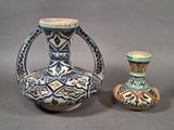 deux vases posés l'un à côté de l'autre sur une table