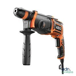 une perceuse avec un manche orange sur fond blanc