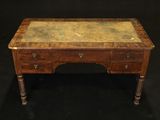 un bureau ancien avec un plateau en marbre et des pieds en bois, sur fond noir