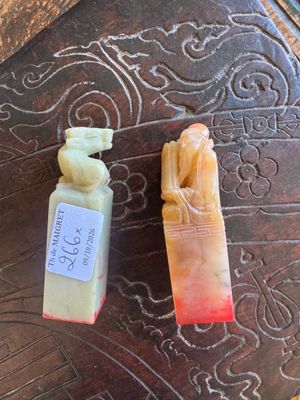 deux pains de savon posés sur un plateau en métal