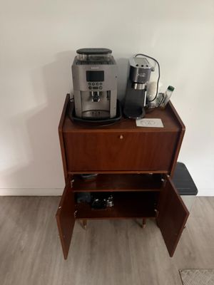 deux machines à café posées sur une table en bois