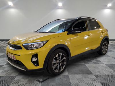 une voiture jaune est garée dans une pièce au sol en damier