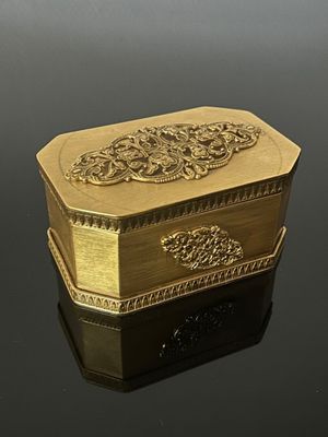 BOITE A MUSIQUE automate de section octogonale révélant une …