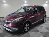une photo d'une voiture de couleur bordeaux garée dans un garage