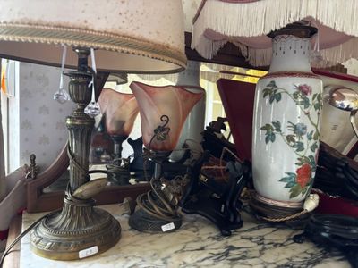 Réunion d'un pied de lampe en bronze à fût cannelé à asperge…