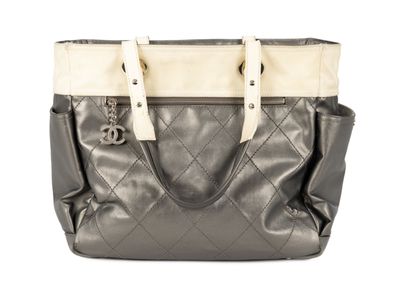 un sac fourre-tout noir et blanc posé sur une table blanche
