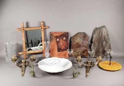 un grand nombre d'objets posés sur une table