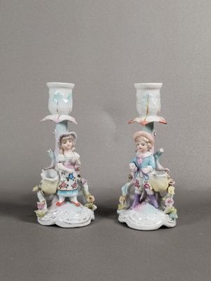 paire de figurines en porcelaine représentant une femme et un enfant avec des fleurs