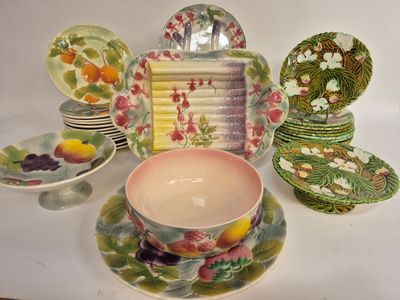 beaucoup d'assiettes et de bols posés sur une table