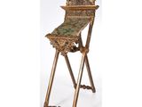 une chaise posée sur un support sur lequel se trouve une table
