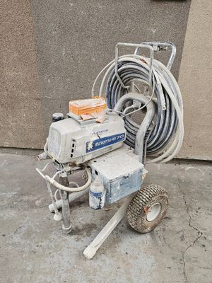 une machine posée sur le sol à côté d'un bâtiment