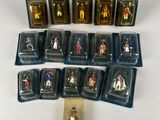 de nombreuses figurines miniatures exposées
