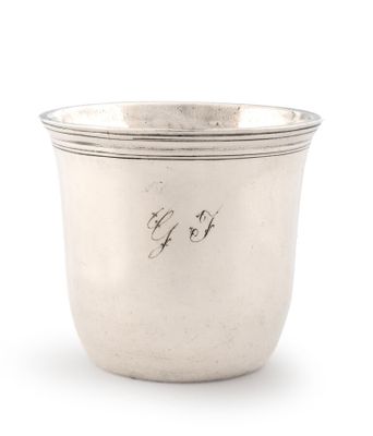une coupe ancienne en argent portant une inscription sur le côté