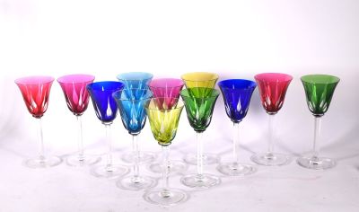 six verres à vin sont alignés sur une surface blanche
