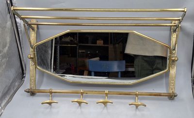 un miroir et un porte-manteau muni de crochets