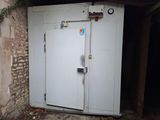 une porte blanche ouverte dans un bâtiment en pierre