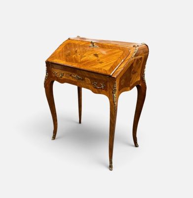 un bureau ancien muni d'un tiroir sur le dessus