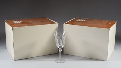 deux verres à vin vides posés l'un à côté de l'autre sur une table